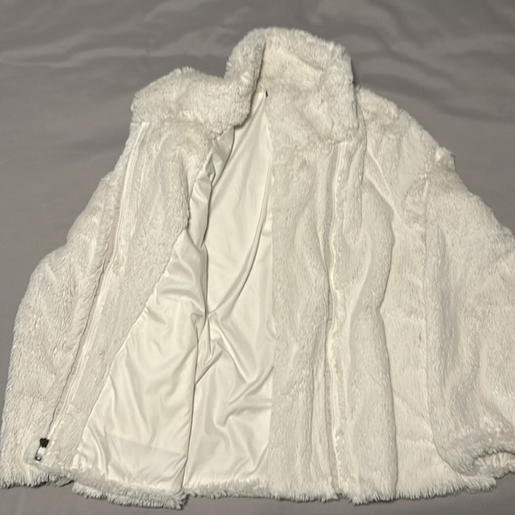 Patagonia white fluffy jacket - Picture 3 of 3
